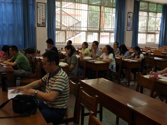 工作室成員認(rèn)真聆聽