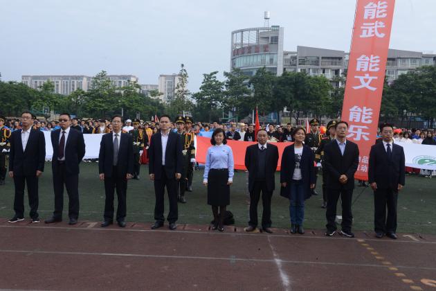 雙流區(qū)教育局宣外科凌科長（前排正中）與雙流中學行政領導共同出席開幕式