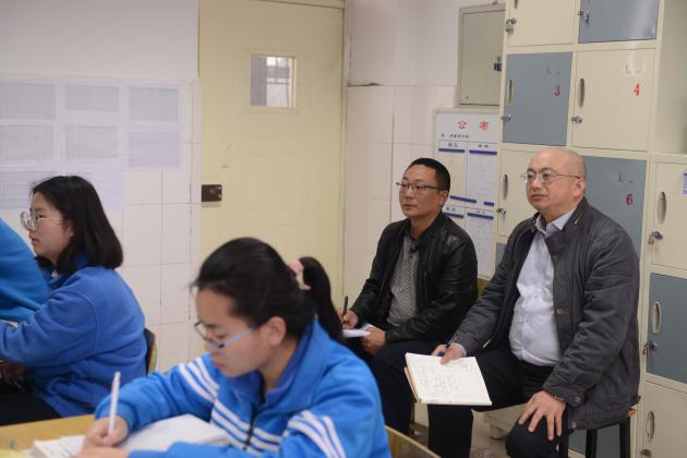 辦公室副主任彭春暉陪同語文研培員司新華老師聽課