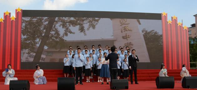 班級(jí)合唱表演