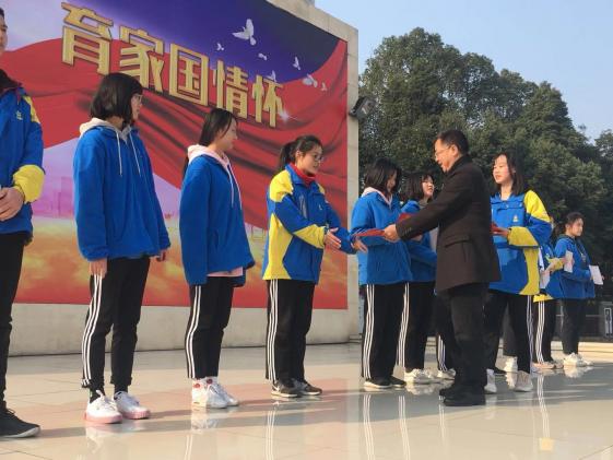 龍清明校長為競賽一等獎獲得者頒獎