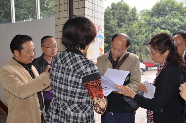 專家領(lǐng)導(dǎo)察看資料并作評(píng)論和指導(dǎo)