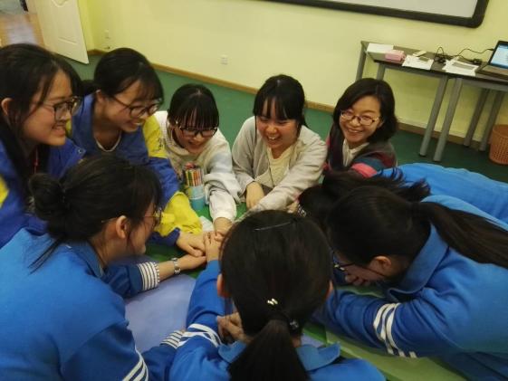 袁老師帶領(lǐng)小組活動(dòng)