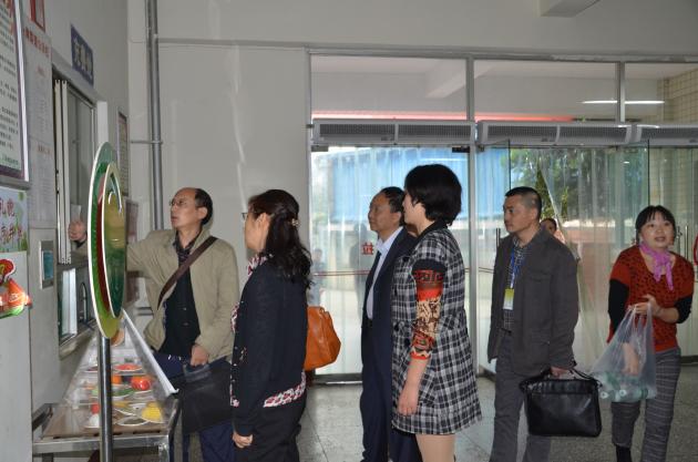 專家領(lǐng)導(dǎo)檢查學(xué)校食堂菜譜