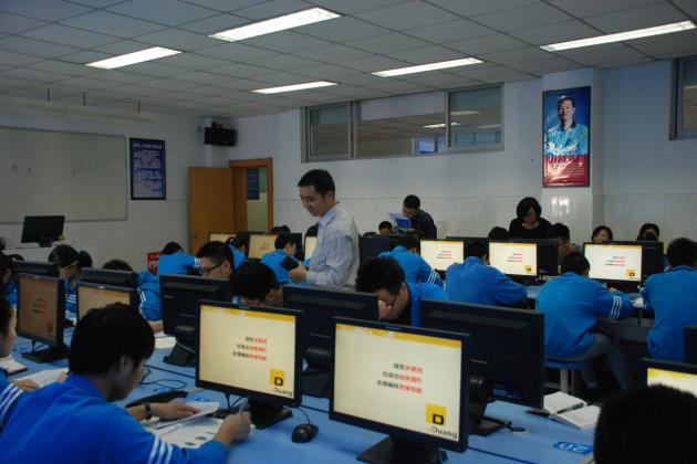 教研員王鵬觀察學(xué)生課堂情況