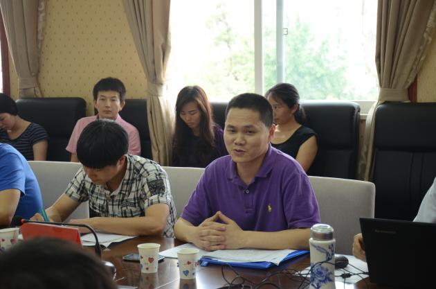 雙流中學(xué)副校長(zhǎng)徐天福主持會(huì)議