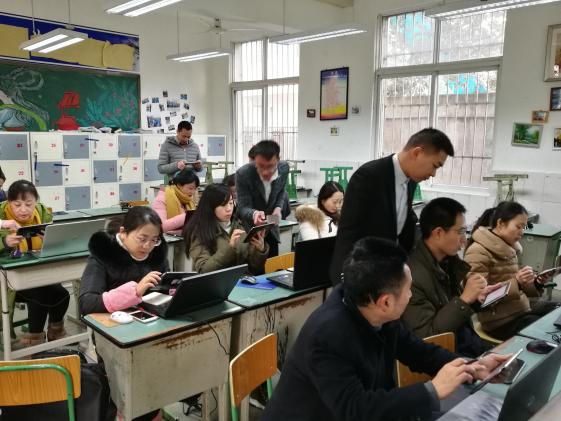 參培教師認真學習