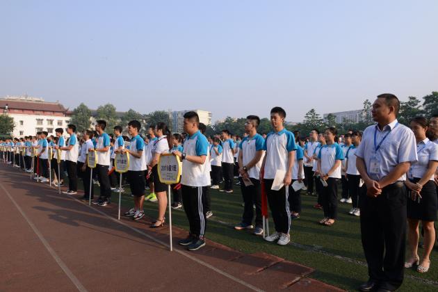 精神昂揚(yáng)、整齊劃一的師生隊(duì)伍