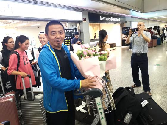 學生家長收到雙流中學的歡迎鮮花