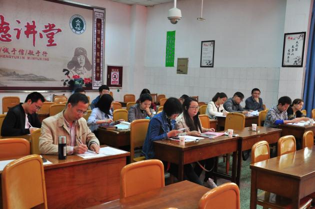 專心聽課的老師