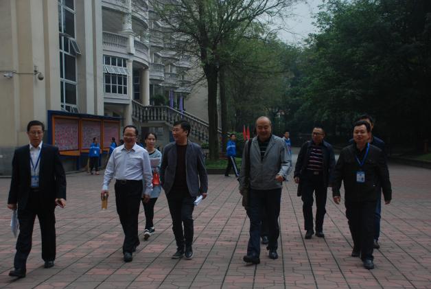 張航等專家組一行到雙流中學(xué)