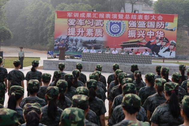 黨總支副書(shū)記向發(fā)友對(duì)軍訓(xùn)成果作總結(jié)