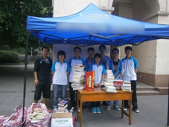 雙流中學(xué)校團(tuán)向邛崍山區(qū)一所中學(xué)捐贈(zèng)書籍