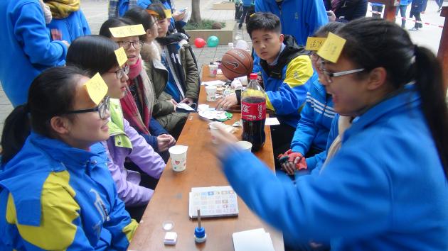 學生參加游園活動