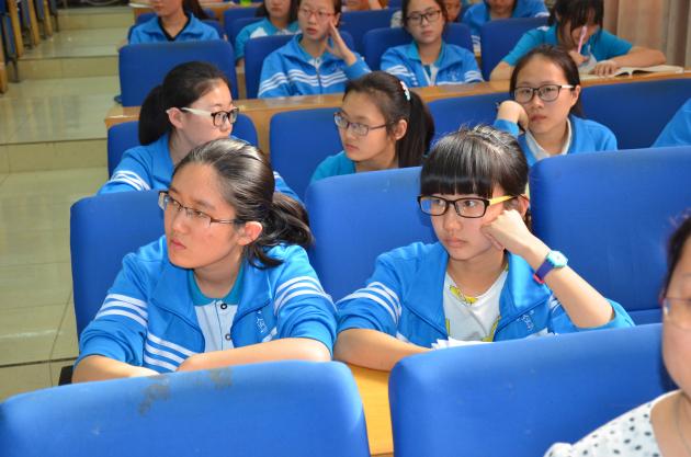 同學(xué)們聚精會(huì)神的聆聽