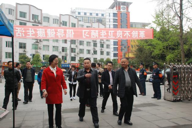 張馳萍助理一行人到雙中調(diào)研