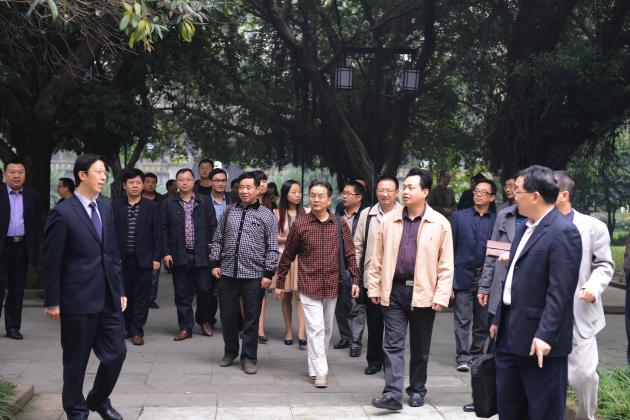 雙流中學副校長黃鐘陪同巴中高三優(yōu)師參觀雙流中學