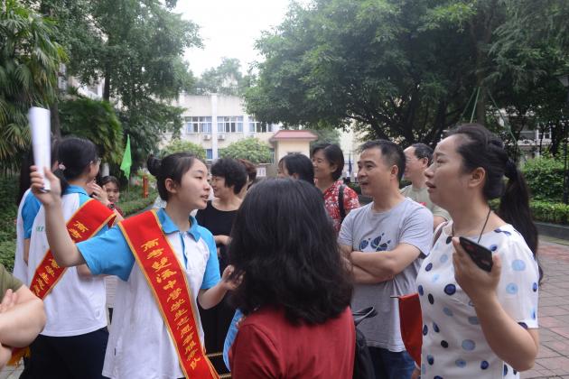 耐心講解的學(xué)生志愿者