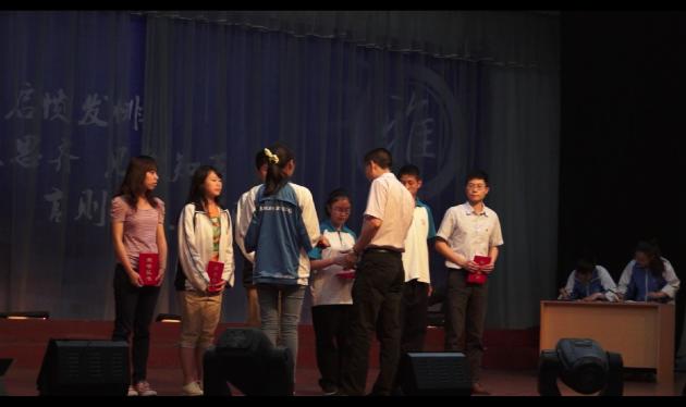 校黨總支副書(shū)記向發(fā)友老師為獲獎(jiǎng)同學(xué)頒獎(jiǎng)