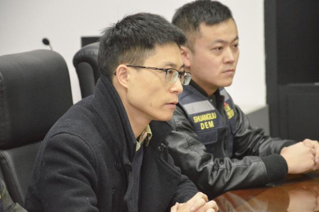  教育局安全科副科長魏東主持會議