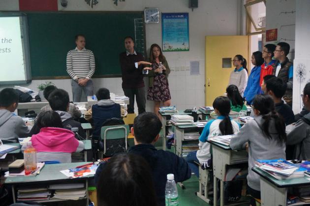 與高一（9）班學(xué)生交流互動(dòng)