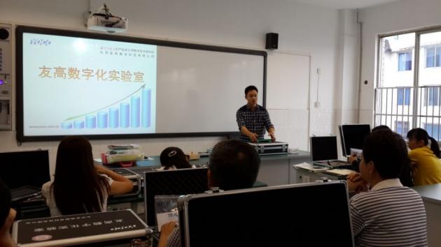 夏老師在介紹實(shí)驗(yàn)操作方法