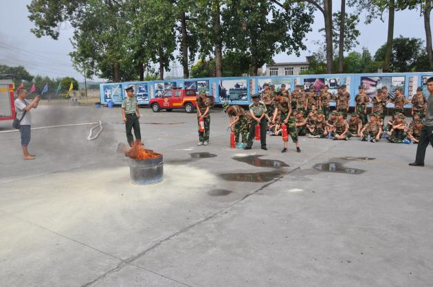 學生體驗如何使用滅火器