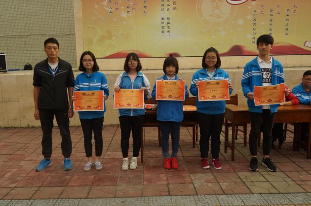 團委鄒川老師為學(xué)生優(yōu)秀部長頒獎