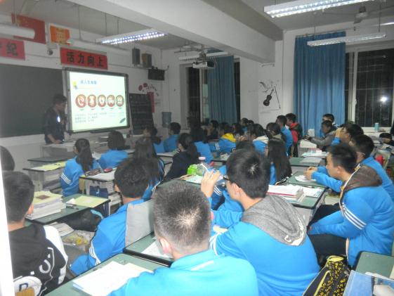 志愿者在班級(jí)宣傳