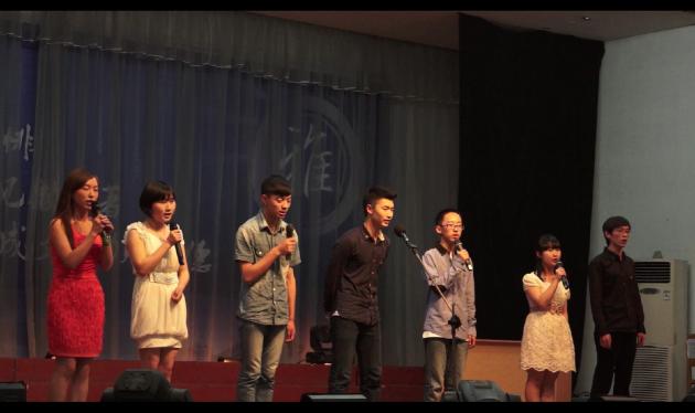 青年團(tuán)員教師和學(xué)生們一起表演《塵埃青春》