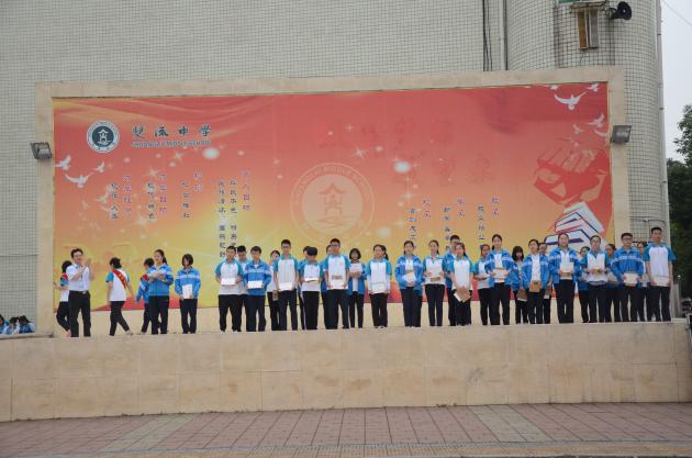 黃鐘 副校長為獲得“成都市第31屆科技創(chuàng)新大賽”獲獎(jiǎng)學(xué)生頒獎(jiǎng)