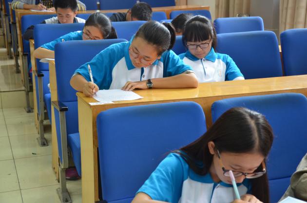 復(fù)試同學(xué)認(rèn)真完成答卷