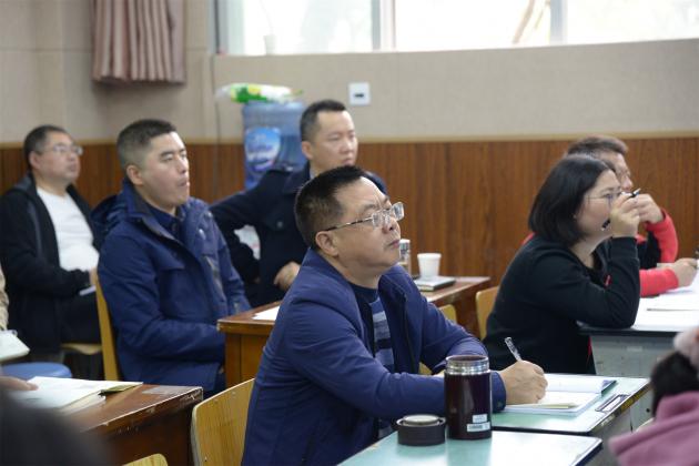 龍清明校長認真聽課