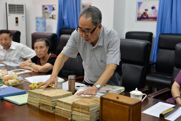 雙流中學(xué)校友胡德明為學(xué)校捐贈的物品