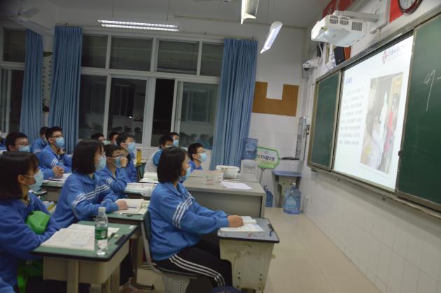 學(xué)生在教室觀看直播