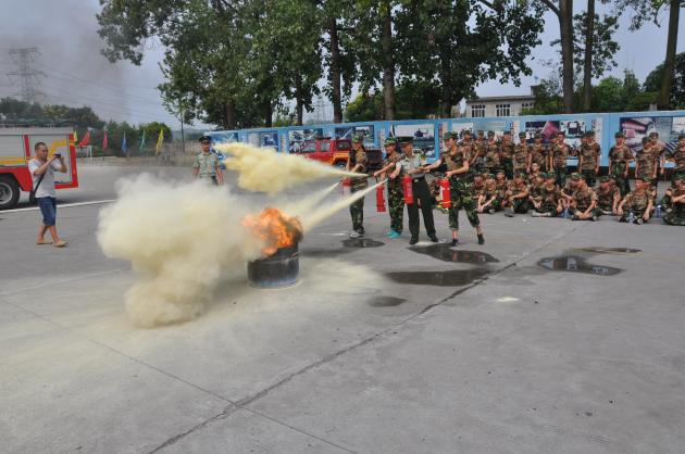 學生體驗如何使用滅火器