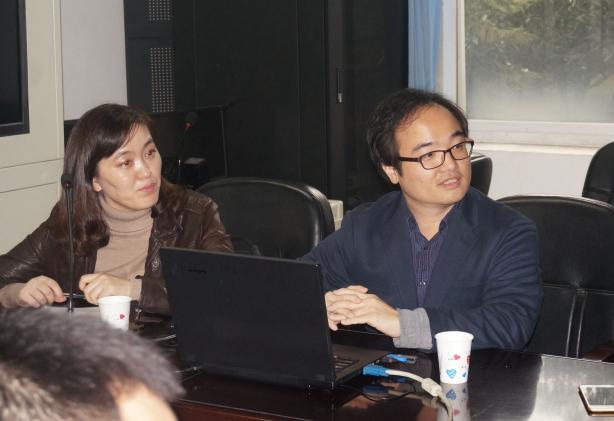 俞主任向同學(xué)們作介紹