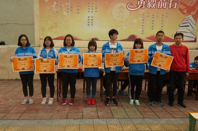 團委鄭鵬老師為優(yōu)秀部門頒獎