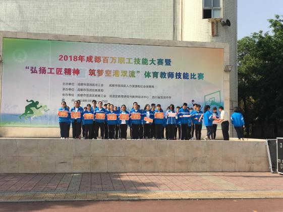 龍清明校長為獲獎班級頒獎