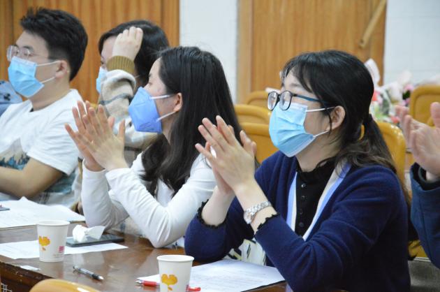 認(rèn)真聆聽的黨員