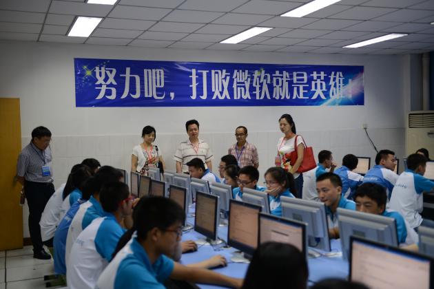 市級(jí)相關(guān)領(lǐng)導(dǎo)在考場(chǎng)視察學(xué)生考試情況