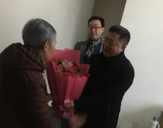 龍校長(zhǎng)慰問(wèn)張小松母親