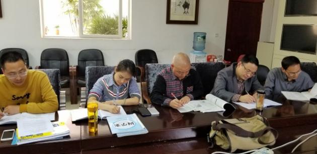 教師認真做筆記