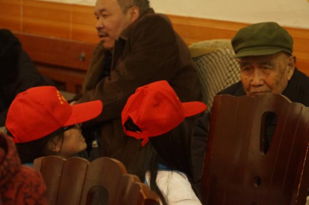 志愿者陪老人說(shuō)話(huà)聊天