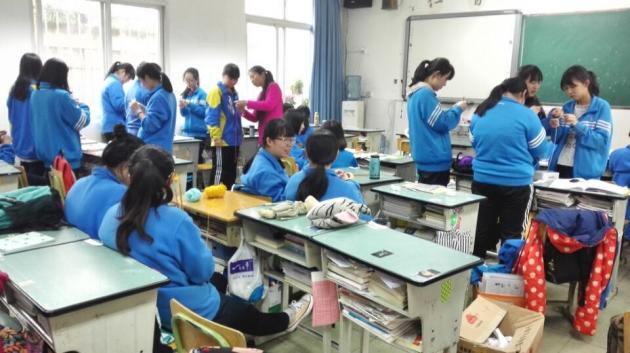 牟婭老師教學(xué)生巧手編織玩轉(zhuǎn)毛線