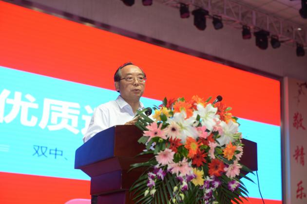 大彎中學(xué)校長趙澤高做“雙青高中名校聯(lián)動發(fā)展研究”課題成果專題報告