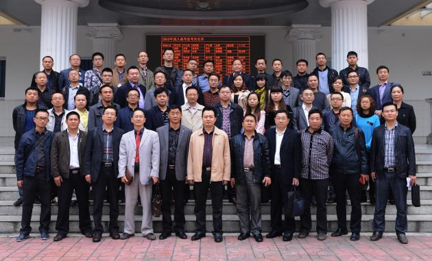 雙流中學副校長黃鐘與巴中高三優(yōu)師合影