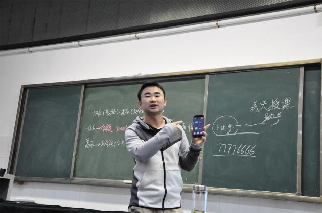 藝體中學(xué)曾兆熙老師做專題發(fā)言