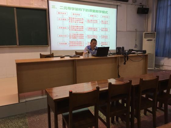 鐘真光老師在進行講座