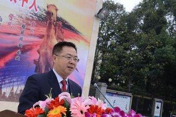 龍清明校長在全校學(xué)生大會上作報告